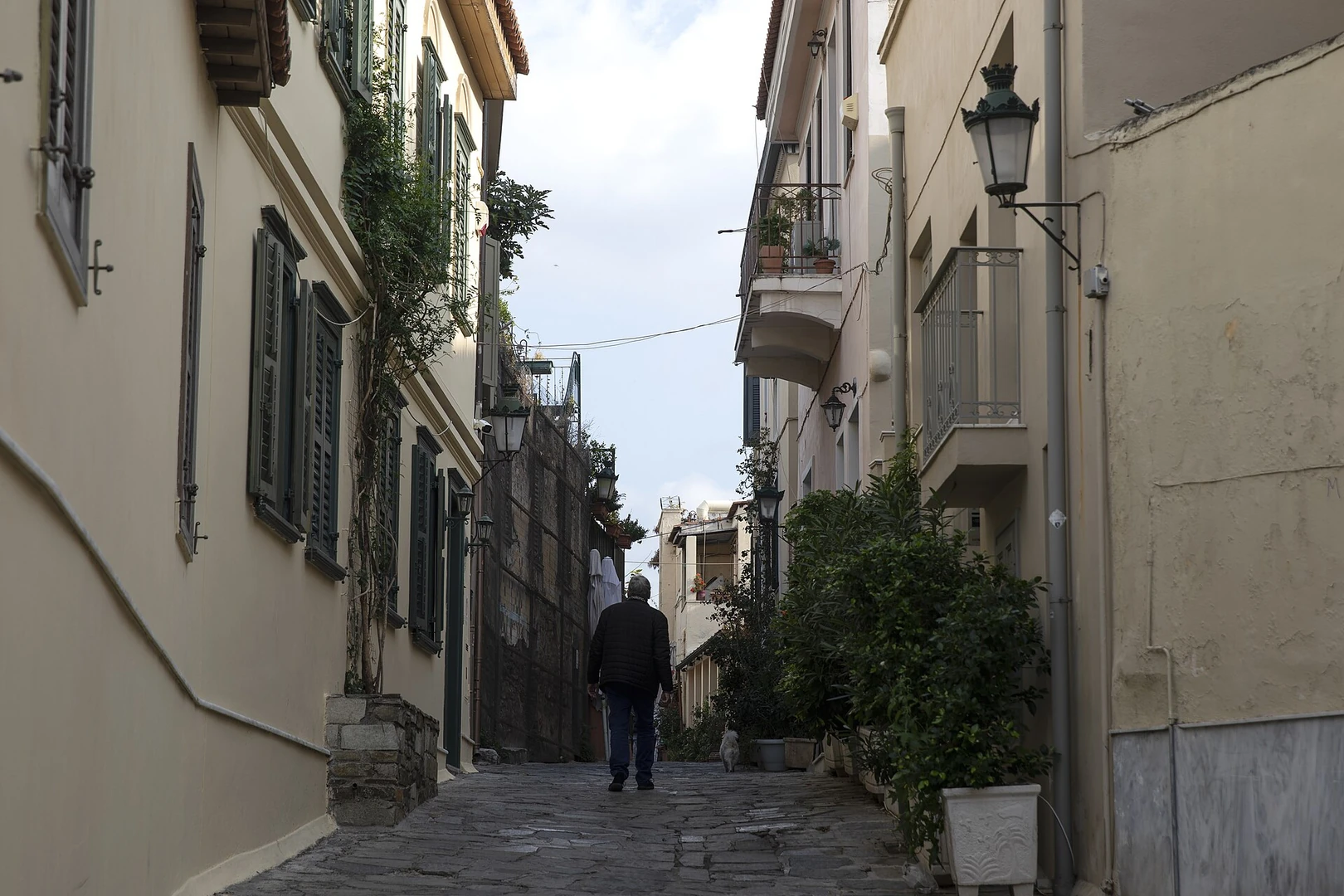 Περπάτημα σε δρόμο της Πλάκας στην Αθήνα